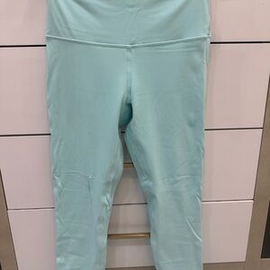 Lululemon Women Aqua Leggings Size 8 length 25